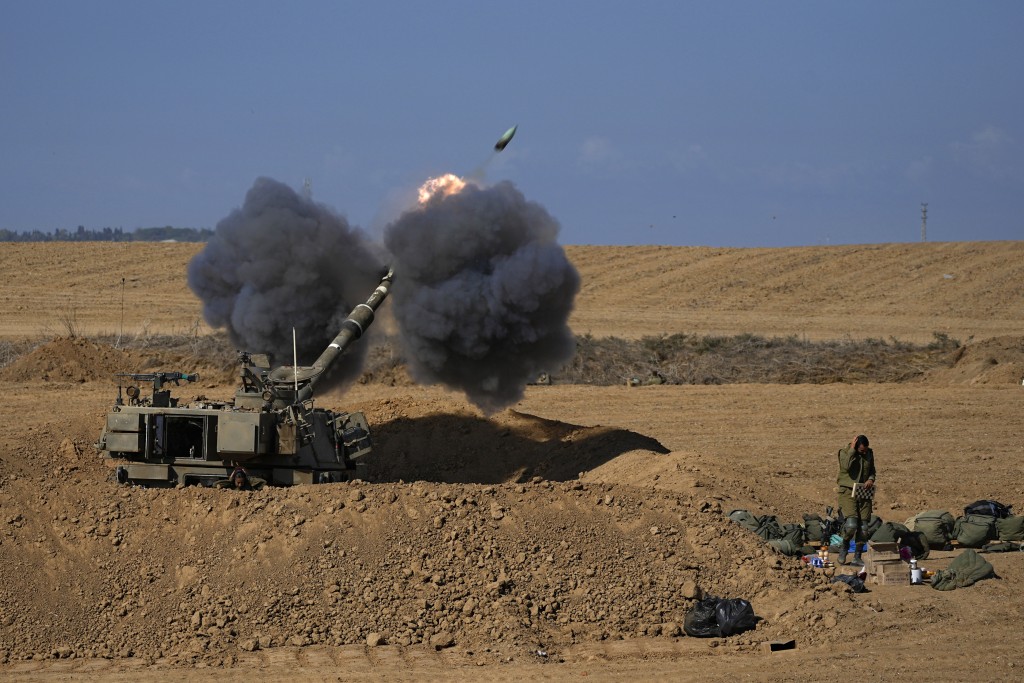 以军在南部边境向加沙地带发炮。美联社