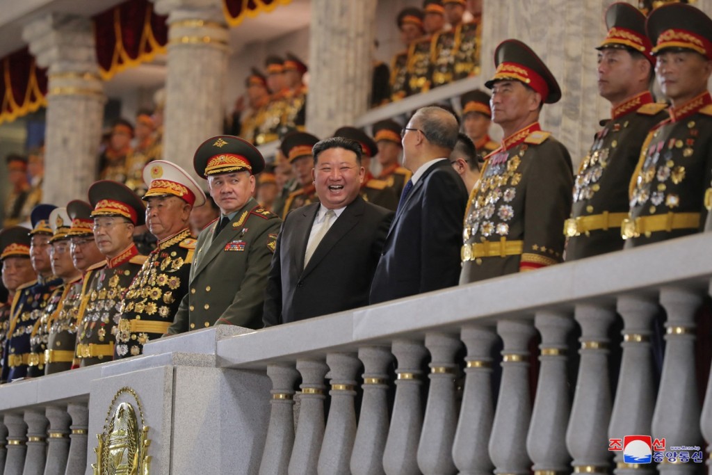 韓戰停戰75周年，北韓舉行閱兵，時任總參謀長朴秀日（右三）當時還有現身。路透社