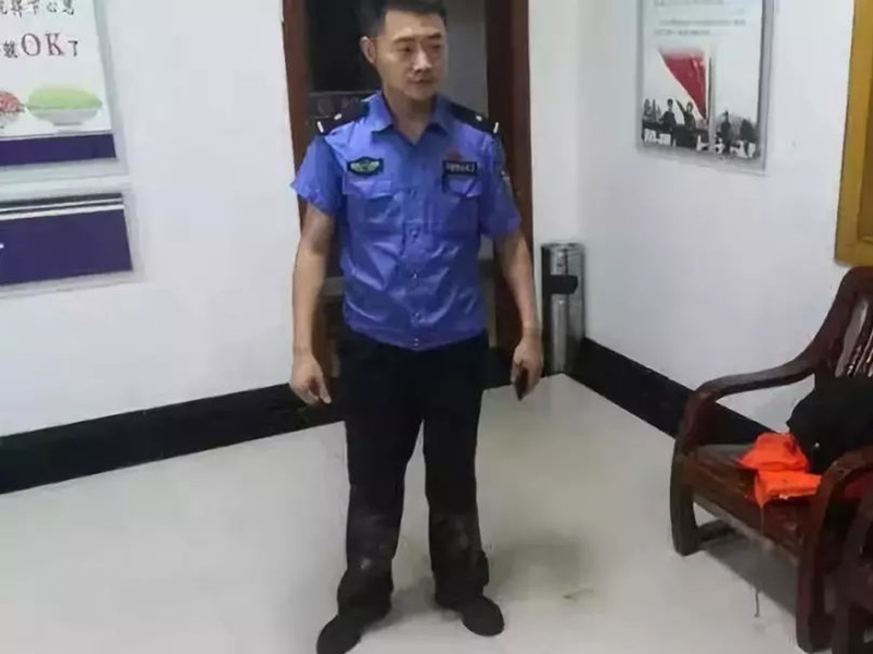 警員衣服全濕透。網圖