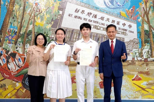 就讀新界鄉議局元朗區中學的今屆DSE「超級狀元」孫菀青（左二）早前透過「學校推薦直接錄取計劃」，獲香港大學醫學院直接錄取，將修讀香港大學內外全科醫學士學位。（圖片來自校網）