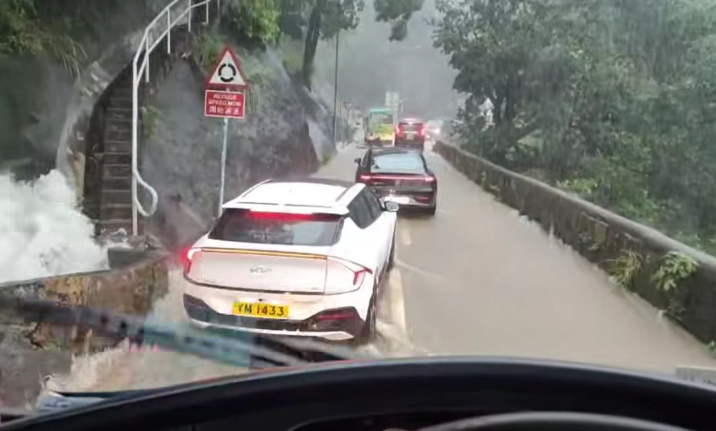 大潭道水浸馬路變激流，車輛停下出現車龍。fb馬路的事討論區影片截圖