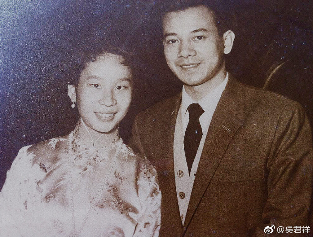 吳君祥當年還貼出多張父母陳年結婚相。