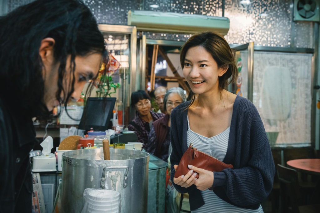 伍詠詩飾演一樓一，貪錢又爛賭，同樣有大劫，仲搬正喺Lokman隔籬，累鬥累。