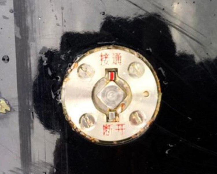 上面有中文字「接通」、「断开」。网图