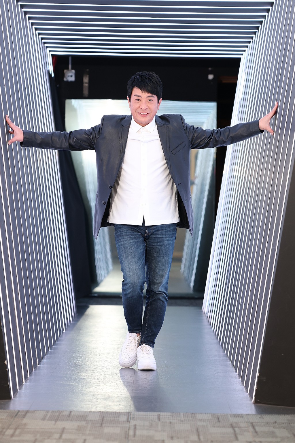 梁思浩将为TVB主持灵异版《东张西望》的直播节目。