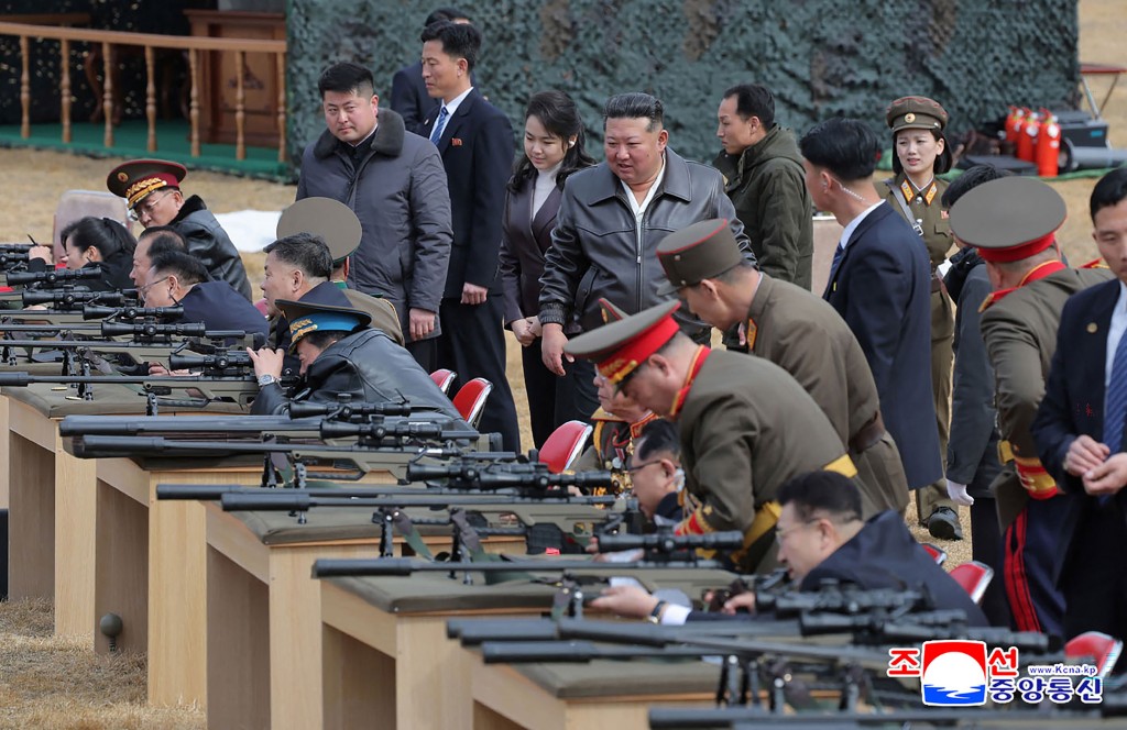 金正恩赠一众高官步枪。法新社