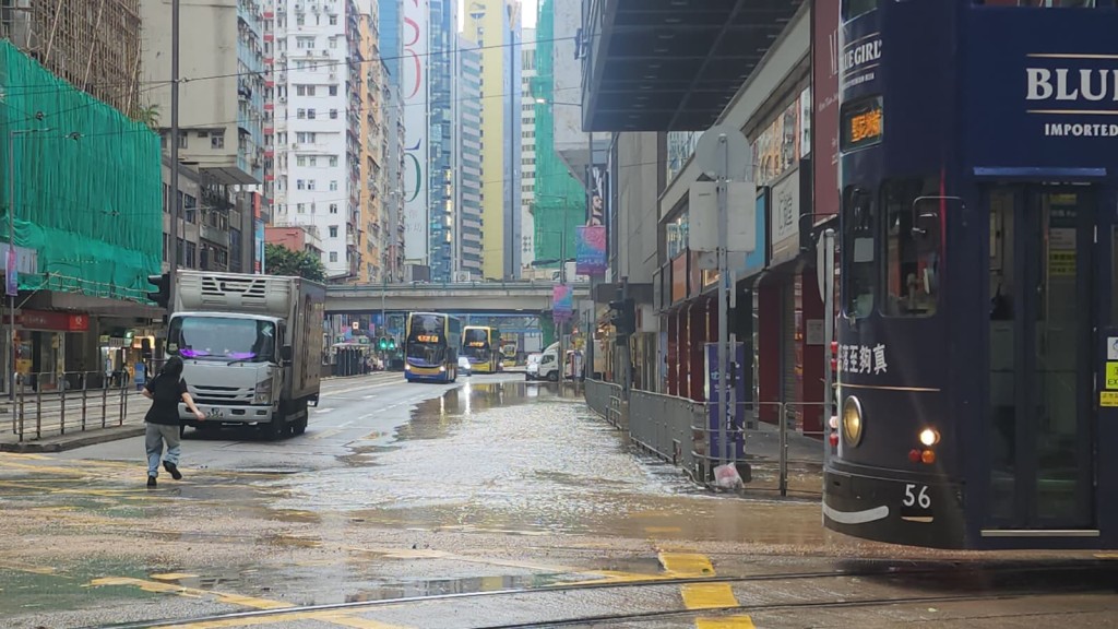 近月頻頻發生爆水管,影響民生。資料圖片 近月頻頻發生爆水管,影響民生。資料圖片
