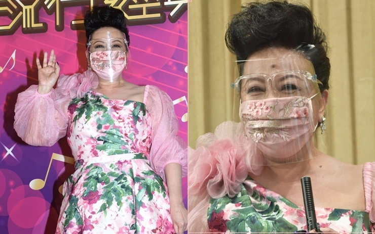 家燕隔離兩星期後,戴住個粉色花花口罩出關錄影《流行經典50年》,一身粉色打扮襯到絕。