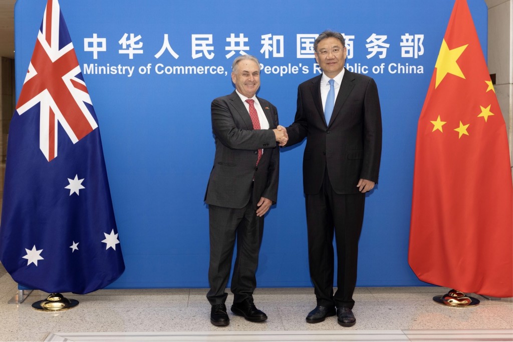 澳洲貿易部長法瑞爾（Don Farrell）與中國商務部部長王文濤在北京會面。 美聯社