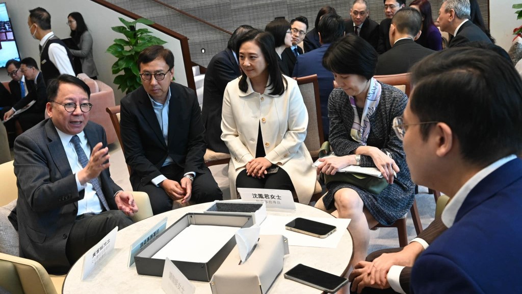  葛珮帆表示今日在前廳交流會和官員討論了3個議題的問題，包括興建轉廢為能設施達至零堆填的目標等。陳國基Facebook