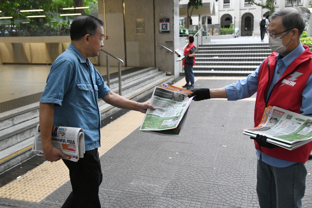 市民踴躍取閱附送《提紙》的免費報紙。何健勇攝