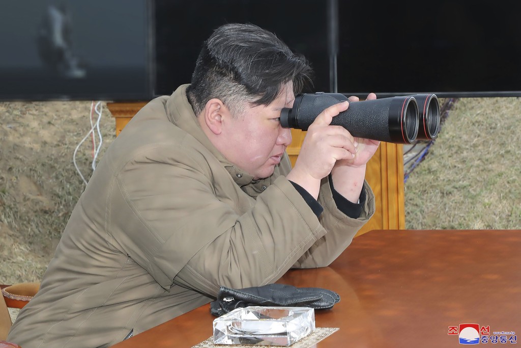 金正恩在北韓鹹鏡南道監督演習。AP