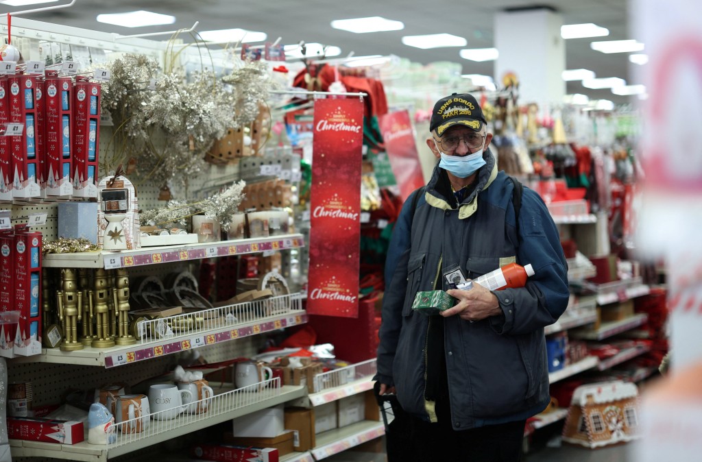 不少民眾戴上口罩預防流感。路透社