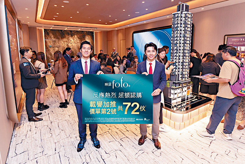 建灝鄭智荣（圖左）表示，映居加推單位全數為中高層戶。旁為吳傲楠。