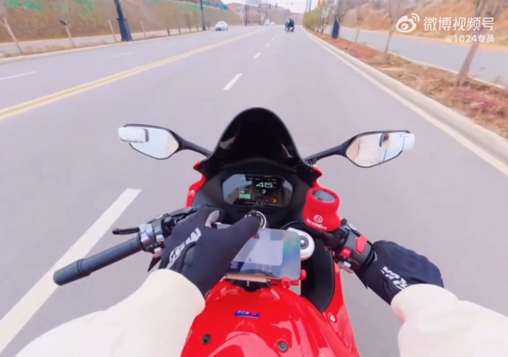铁骑士开车时只顾操作手机，直撞电动轮椅。微博＠1024专员