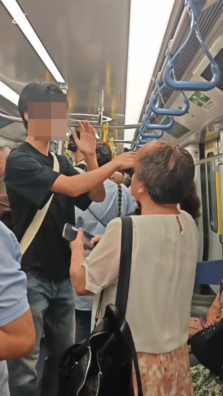 早前一名少年以整鬼臉及跳舞應對瘋狂大媽，影片在網上瘋傳，連外國網民都轉發。