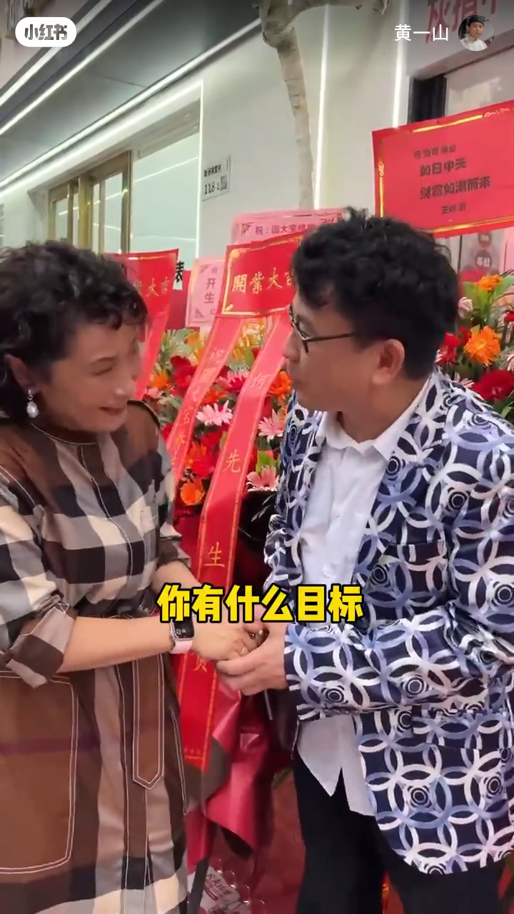 被问到有什么目标，杜婷婷即笑指：“一年要开100间（一年开100间咁少？开1,000间，10年开一万间），借你吉言，多谢多谢”！