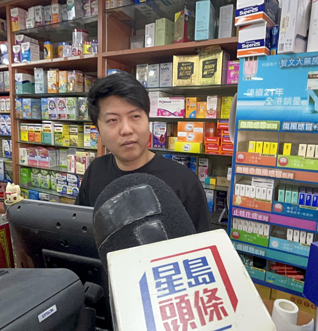 藥房職員鍾先生指昨晚聽到槍聲。楊偉亨攝
