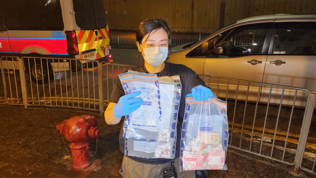 警員在車上檢獲毒品。 警員在車上檢獲毒品。