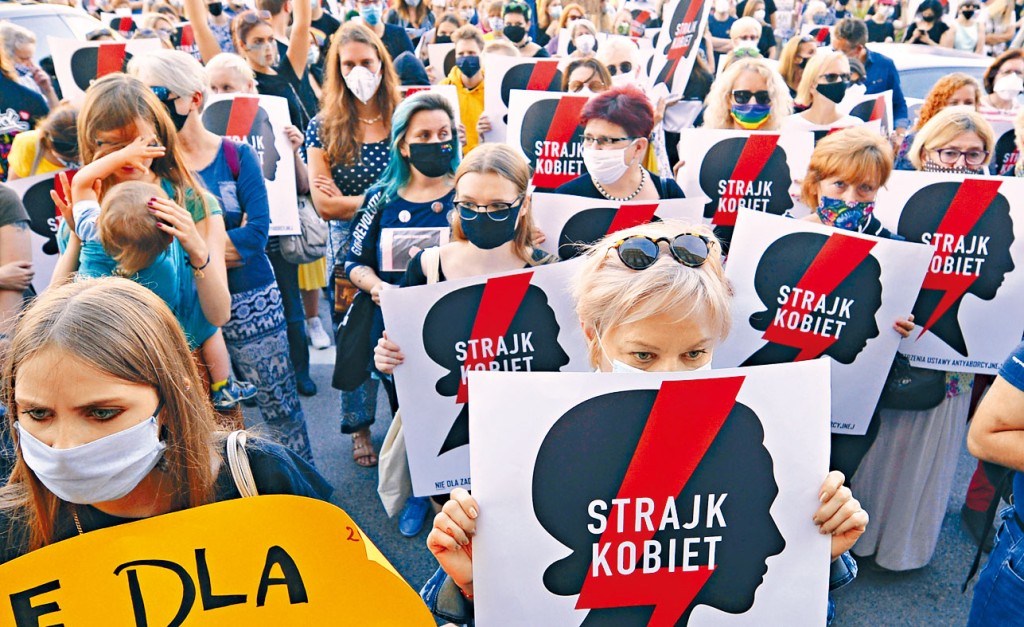 ■大批妇女上周五手持「女性反击」标语，在华沙抗议政府退出反女性暴力公约。