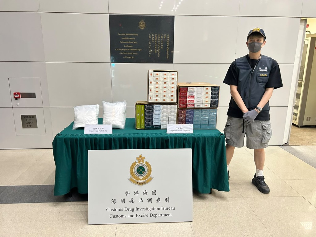 海關檢獲27600支懷疑私煙及5.7公斤懷疑氯胺酮。曾志恒攝 海關檢獲27600支懷疑私煙及5.7公斤懷疑氯胺酮。曾志恒攝