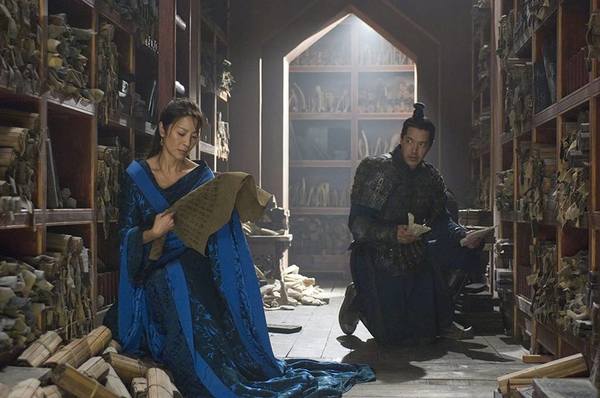 羅素跟楊紫瓊一同參演《盜墓迷城3》。