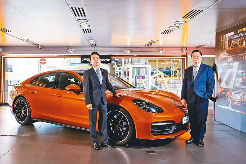 ●香港及澳門保時捷中心總經理馮頌義（左）及銷售主管鄧源輝（右），一同出席登場揭幕儀式。