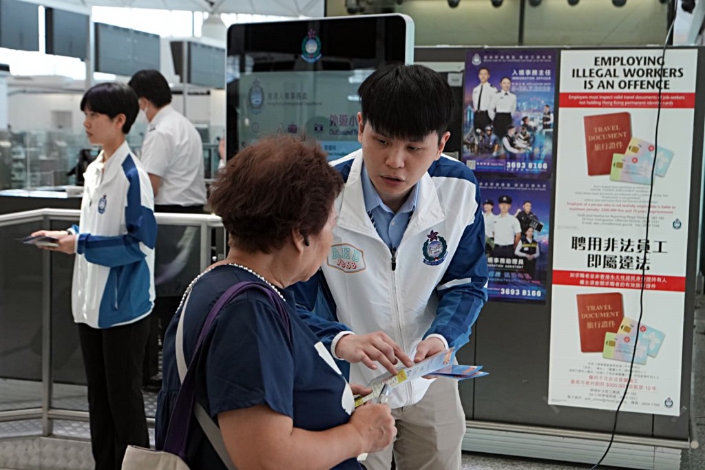 入境處在機場加強離境市民外遊安全宣傳。 入境處在機場加強離境市民外遊安全宣傳。