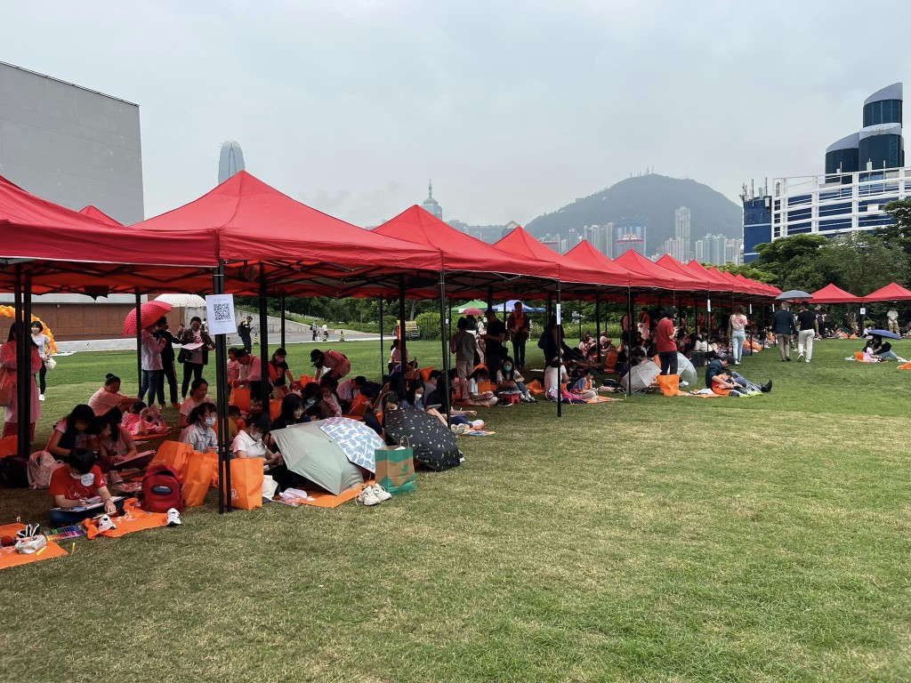 近300名学生在香港故宫文化博物馆外写生。陆瀚民fb