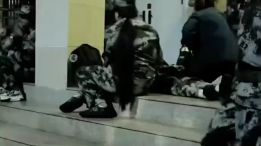 其他學生照顧暈倒的人。 其他學生照顧暈倒的人。