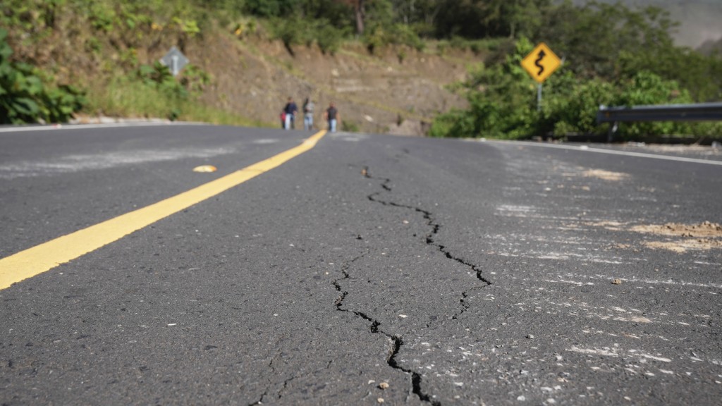 危地马拉发生地震,帕林镇的道路被震裂。 美联社 危地马拉发生地震,帕林镇的道路被震裂。 美联社