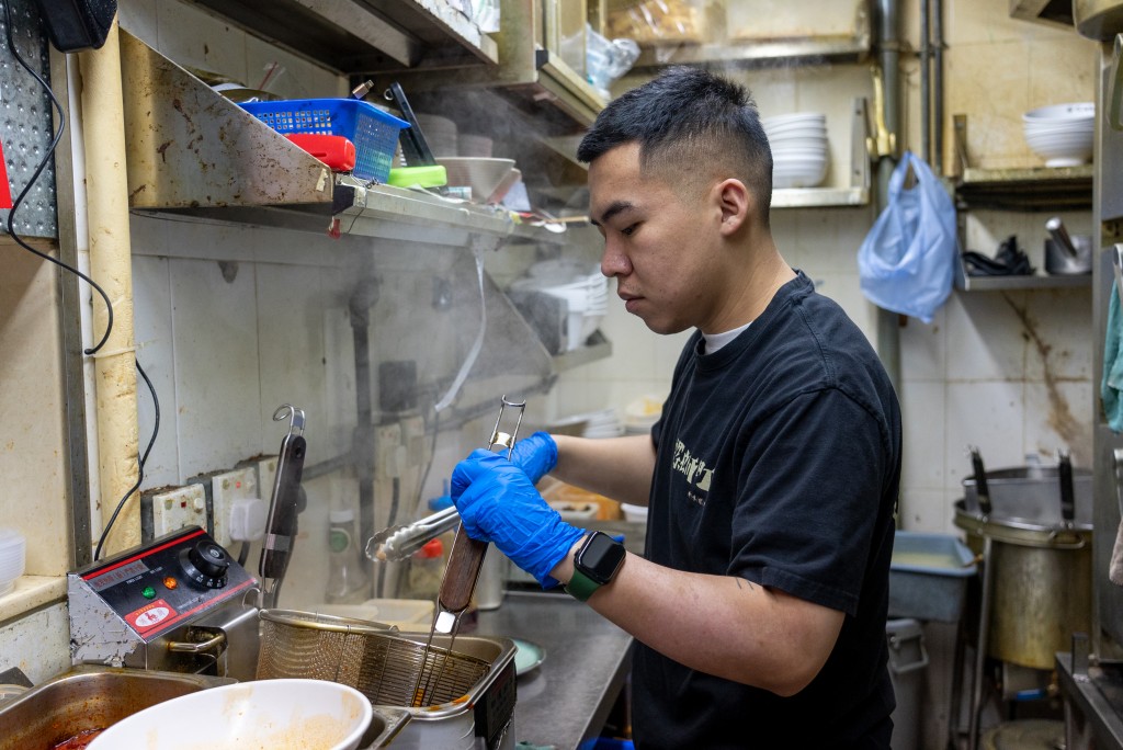 Phyzel对螺蛳粉进行了本土化设计。如香港人喜欢喝汤，他会在汤里多放点猪骨，以增强可食用性。