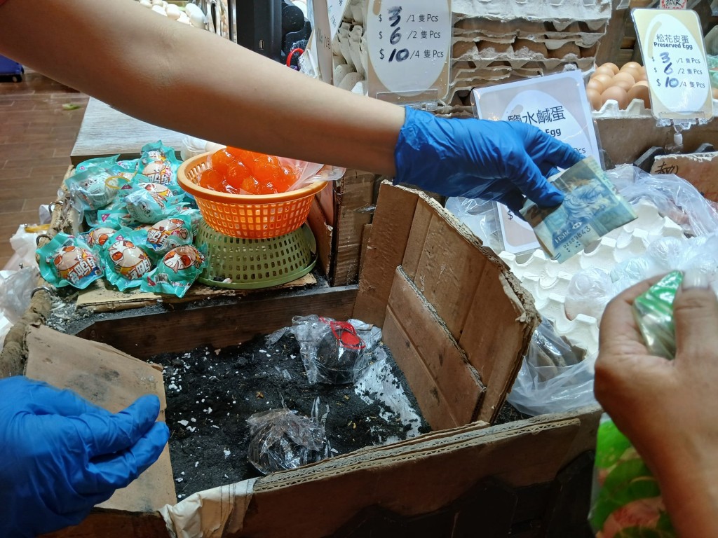 超強颱風「樺加沙」殺到前,市民如臨大敵, 掃貨潮一觸即發,掃空超市貨架、買光街市菜 檔,連蛋檔的送飯佳品鹹蛋也旋風式沽清。 超強颱風「樺加沙」殺到前,市民如臨大敵, 掃貨潮一觸即發,掃空超市貨架、買光街市菜 檔,連蛋檔的送飯佳品鹹蛋也旋風式沽清。