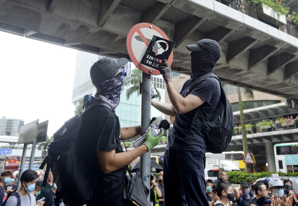 上街抗争，被捕坐监。谁来支付律师费？当然又是「你」。