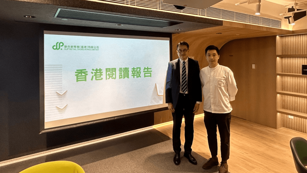 聯合新零售（香港）有限公司副總經理簡珏綸（左）及電商部助理經理蒲梓軒介紹《報告》內容。朱慧恩攝