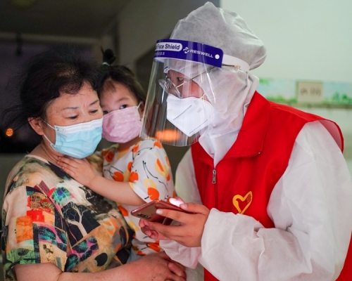 南京市民到江寧區核酸檢測點做檢測。新華社