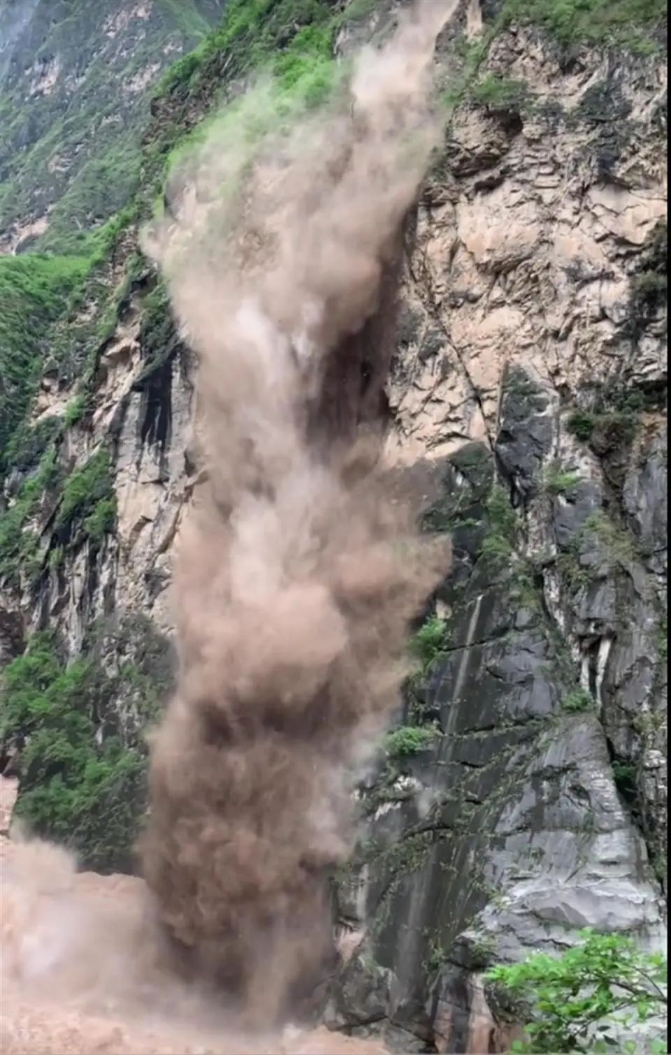 云南迪庆虎跳峡景区25日发生山崩。