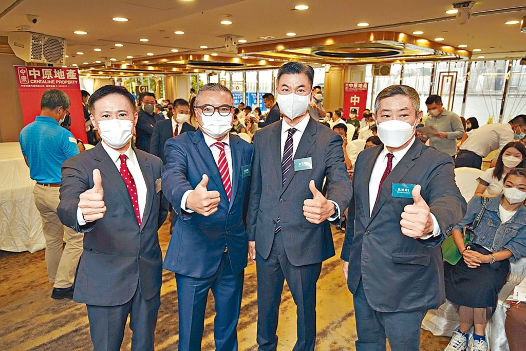信和田兆源（左）表示，凱柏峰Ⅰ首輪銷售238伙於3小時內沽清，可見香港回歸25周年買家充滿信心。左二為嘉華溫偉明，右二為招商局置地黃競源，右一為信和楊文。