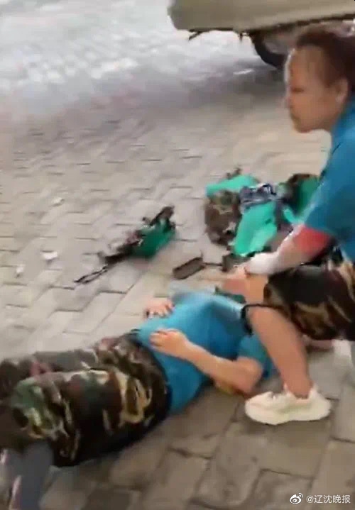 多名游客的腿部、脚部等肢体有伤。(网图)