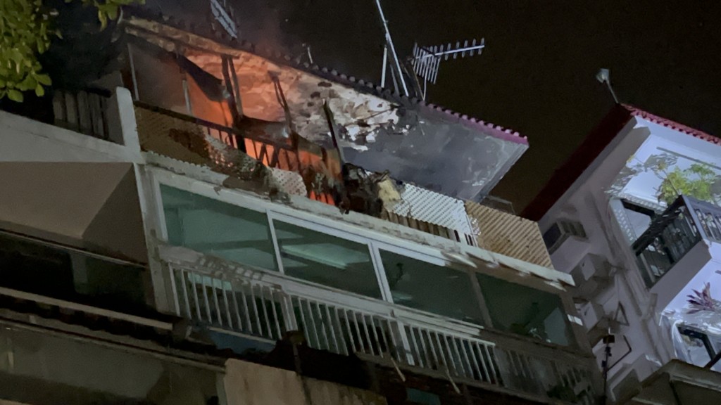 起火村屋頂部被熏黑。曾志恆攝