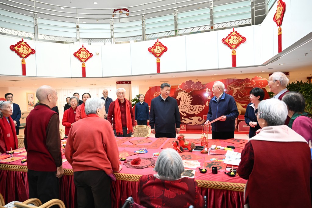 10日上午，習近平在西城區「吾老·新街」養老服務街區銀齡老年公寓考察時，同老人們親切交流。 新華社