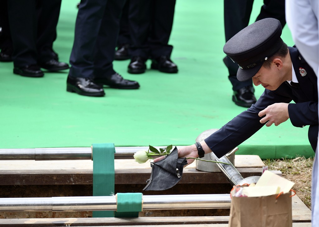 同袍哭別偉豪。