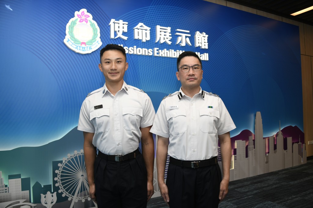 入境處助理處長(管理及支援)歐陽至威(左)介紹《使命》展示館 ,見習入境事務主任受訓學員翁樂誦(右)則分享前往內地接受培訓的經歷。 入境處助理處長(管理及支援)歐陽至威(左)介紹《使命》展示館 ,見習入境事務主任受訓學員翁樂誦(右)則分享前往內地接受培訓的經歷。