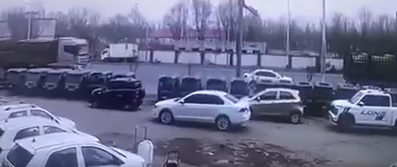 影片顯示，一輛白色私家車停泊在一輛大貨車後，正等轉燈開車。 網片截圖