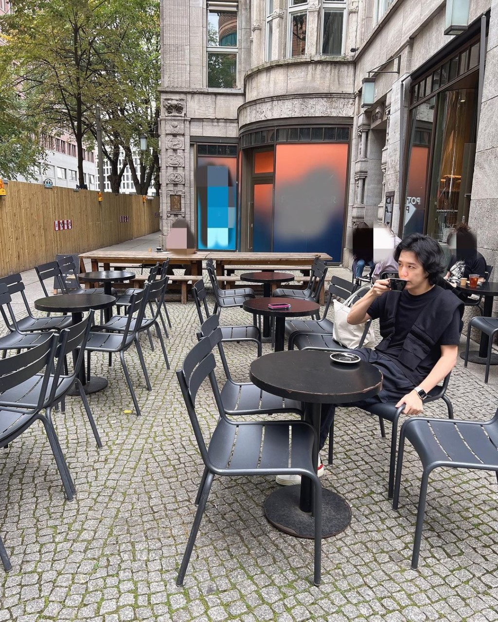 李雲迪悠閒地在街頭歎咖啡。  ​