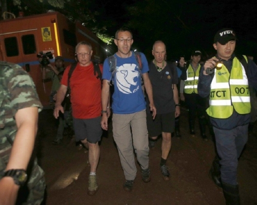 沃兰滕（中）和斯坦顿（右二）率先发现被困的13人。AP图片