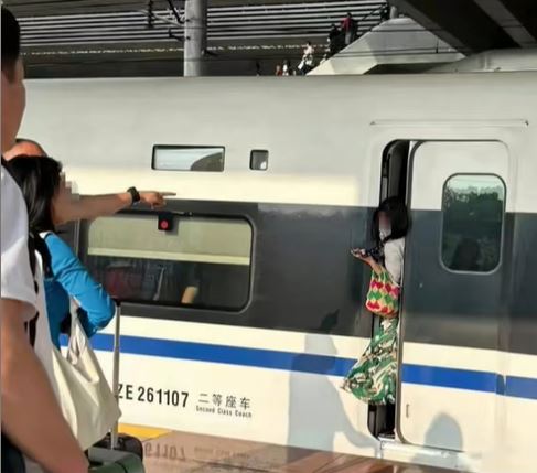 女乘客被高鐵車門夾著半身，幸車站職員及時救援。搜狐新聞