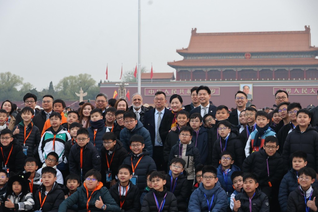 律師會北京公務訪問第3天,觀禮天安門升國旗儀式,期間巧遇逾200名來自英華小學的小六學生。 律師會北京公務訪問第3天,觀禮天安門升國旗儀式,期間巧遇逾200名來自英華小學的小六學生。