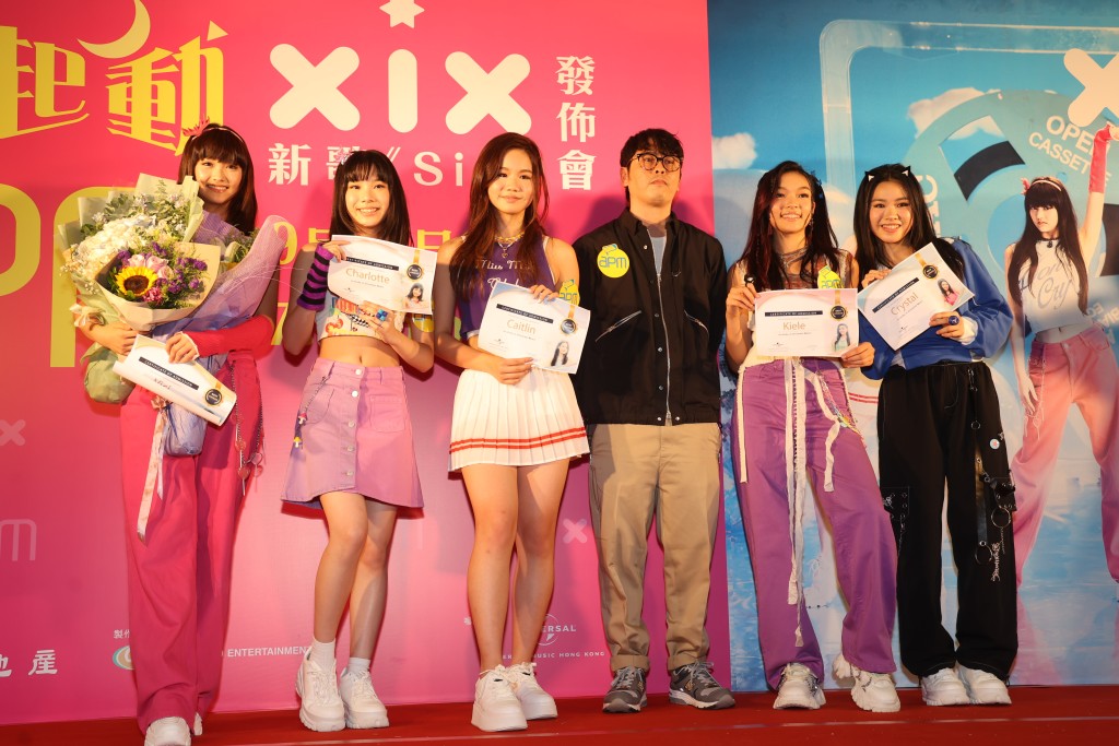大会更即场颁发证书给正式加盟环球唱片公司的XiX。