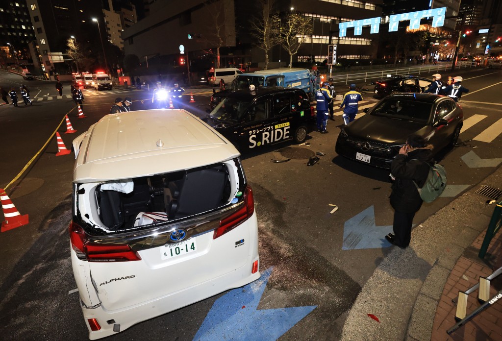 連環車禍造成1死8傷。美聯社 連環車禍造成1死8傷。美聯社